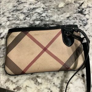 Burberry wristlet canvas in perfect condition. Authentic